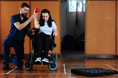 CAXIAS DO SUL, RS, BRASIL, 19/10/2022. Bruna Dondé, paratleta de bocha em cadeiras de rodas fala sobre como o esporte mudou a sua vida. Mãe Marilene Menegat Dondé, também descreve a importância do paradesporto. Bruna treina na UCS com o professor Tiago Frank (Porthus Junior/Agência RBS)Indexador:                                 <!-- NICAID(15240732) -->