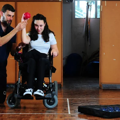 CAXIAS DO SUL, RS, BRASIL, 19/10/2022. Bruna Dondé, paratleta de bocha em cadeiras de rodas fala sobre como o esporte mudou a sua vida. Mãe Marilene Menegat Dondé, também descreve a importância do paradesporto. Bruna treina na UCS com o professor Tiago Frank (Porthus Junior/Agência RBS)Indexador:                                 <!-- NICAID(15240732) -->