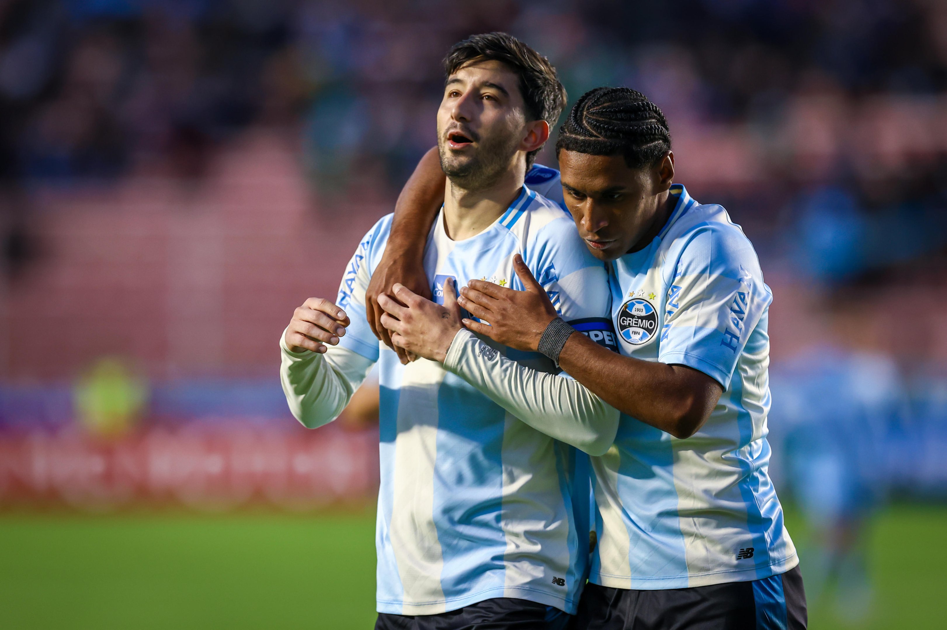 Grêmio quita salários atrasados e antecipa pagamentos com venda de Viery