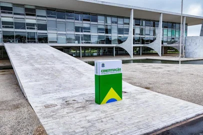 Lula postou: Democracia inabalada e fortalecida. Neste 8 de janeiro, um ano depois da tentativa de golpe, Palácio do Planalto, Congresso Nacional e Supremo Tribunal Federal reforçam o compromisso com a Constituição do Brasil. A defesa da Carta Magna é dever de todas e de todos. A democracia nos une. Bom dia.<!-- NICAID(15643996) -->