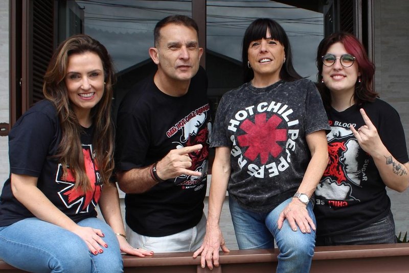Família Granzotto, de Caxias, fãs do Red Hot Chili Peppers, vão ao show nesta quinta-feira em POA. Na foto, da esquerda para a direita: Camila Candiago,Vitor Granzotto, Made Capeleti e Natalia Granzotto, <!-- NICAID(15598314) -->