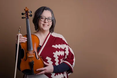 A violinista Cristine Vasconcellos vai participar de uma turnê europeia ao lado do grupo de danças Böhmerland, de Nova Petrópolis. A viagem ocorre entre os dias 17 de maio e 9 de junho, com apresentações na Alemanha e na República Tcheca. Ao todo, 39 músicos e dançarinos integram a delegação.<!-- NICAID(16286288) -->
