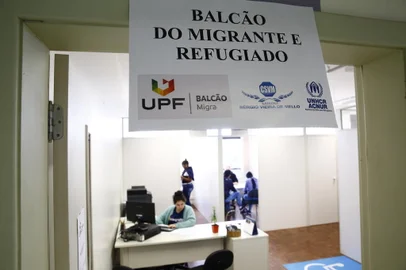 Passo Fundo, RS, Brasil, 11/05/2022 - Balcão do Migrante da UPF auxilia estrangeiros na regularização dos seus documentos. Em Passo Fundo, migrantes vindos, principalmente, da Venezuela, Haiti, Bangladesh e Senegal são atendidos pelo projeto. - Foto: Jonathan Heckler/Agência RBS<!-- NICAID(15093513) -->
