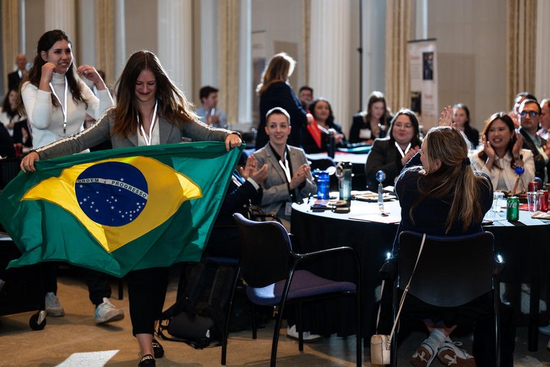 As estudantes de Direito Ana Laura Giaretta, Letícia Heinzmann e Luiza Fernandes fizeram história ao trazer, pela primeira vez, o título da Clara Barton International Humanitarian Law Competition para a UFRGS.Ana com a bandeira.<!-- NICAID(15729302) -->