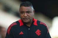 BRASILEIRO A 2025, BRAGANTINO X INTERNACIONALSP - BRASILEIRO A 2025, BRAGANTINO X INTERNACIONAL - ESPORTES - SP - BRAGANÇA PAULISTA - 09/08/2025 - BRASILEIRO A 2025, BRAGANTINO X INTERNACIONAL - Roger Machado técnico do Internacional durante partida contra o Bragantino no estádio Cícero De Souza Marques pelo campeonato Brasileiro A 2025. 09/08/2025 - Foto: ANDERSON ROMÃO/AGIF - AGÊNCIA DE FOTOGRAFIA/AGIF - AGÊNCIA DE FOTOGRAFIA/ESTADÃO CONTEÚDOEditoria: ESPORTESLocal: BRAGANÇA PAULISTAIndexador: ANDERSON ROMÃOFotógrafo: AGIF - AGÊNCIA DE FOTOGRAFIA<!-- NICAID(16098241) -->