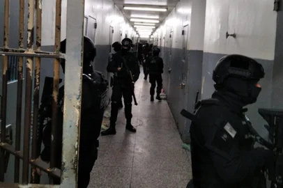 Um homem que já estava preso por roubo no Presídio Regional de Caxias do Sul, no Apanhador, esteve entre os alvos da chamada Operação Rookies deflagrada pela Polícia Federal (PF) em 12 cidades do Sul e Sudeste do país, na manhã desta quinta-feira (15). Com o suspeito foram apreendidos quatro aparelhos de telefone celular e anotações. Ele também teve determinada uma nova prisão, desta vez temporária, referente à investigação corrente. A operação da PF investiga uma organização criminosa que atua no tráfico internacional e transnacional de drogas, e lavagem de dinheiro. São 30 pessoas sob investigação e aproximadamente 130 contas bancárias bloqueadas. A estimativa é de que o esquema tenha movimentado aproximadamente R$ 220 milhões entre 2017 e 2021.<!-- NICAID(15206869) -->