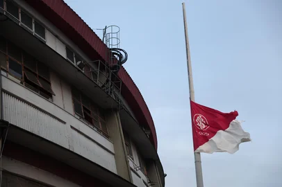 PORTO ALEGRE, RS, BRASIL, 31-08-2025: Internacional x Fortaleza. Pré jogo com bandeira a meio mastro pela morte do escritor e torcedor Luiz Fernando Veríssimo. Foto: Jonathan Heckler/Agência RBS<!-- NICAID(16113943) -->