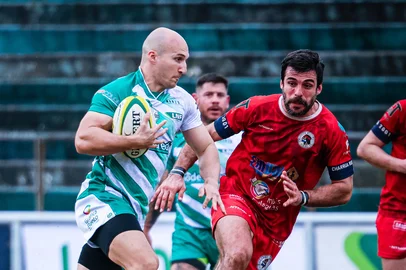 O Farrapos finalizou a primeira fase do Super 12, o Campeonato Brasileiro de Rugby, com a melhor campanha entre todos os participantes. No sábado (26), no Estádio da Montanha, em Bento Gonçalves, o Alviverde derrotou o rival Charrua, de Porto Alegre, por 71 a 0, confirmou a invencibilidade e os 100% de aproveitamento na competição nacional<!-- NICAID(16089318) -->