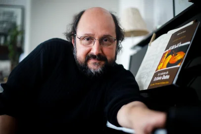 PORTO ALEGRE, RS, BRASIL, 06.09.2022: O musico, compositor e jornalista Arthur de Faria lanca o livro  “Porto Alegre: uma biografia musical. Vol. 1“. Foto: Camila Hermes/Agencia RBS<!-- NICAID(15198728) -->