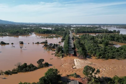 Enchente causou 14 rompimentos da RS-287 entre Santa Maria e Tabaí