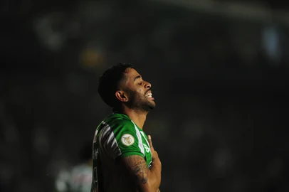 CAXIAS DO SUL, RS, BRASIL, 13/07/2024. Juventude x Internacional, clássico JuveNal, jogo da volta válido pela terceira fase da Copa do Brasil 2024 e realizado no estádio Alfredo Jaconi. Na foto, zagueiro Rodrigo Sam (Porthus Junior/Agência RBS)<!-- NICAID(15813759) -->