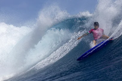 Gabriel Medina of Team Brazil rides a wave during the quarterfinals of surfing on day six of the Olympic Games Paris 2024 on August 01, 2024 in Teahupo'o, French Polynesia. (Photo by Ed Sloane / POOL / AFP)<!-- NICAID(15830366) -->