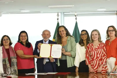 Lula sanciona leis para proteção de direitos das mulheres<!-- NICAID(16023674) -->