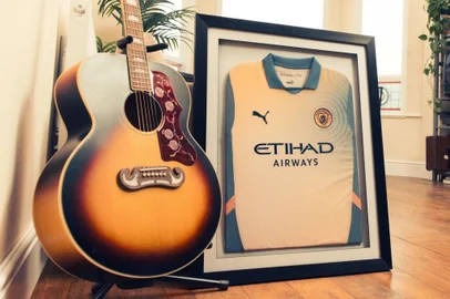 Manchester City recria disco do Oasis em lançamento do novo uniforme<!-- NICAID(15865170) -->
