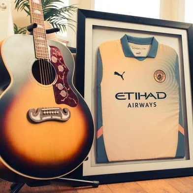 Manchester City recria disco do Oasis em lançamento do novo uniforme<!-- NICAID(15865170) -->