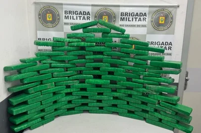 Uma ação do 4º Batalhão de Polícia de Choque (4º BPChoq) resultou na apreensão de 99,6 kg de maconha e na prisão de uma mulher de 35 anos, nesta quinta-feira (10), em Caxias do Sul.De acordo com a polícia, a operação teve início após uma denúncia de que um veículo GM/Onix estaria transportando grande quantidade de drogas de Lajeado para Caxias do Sul. Ao chegar em Caxias, a motorista do veículo tentou fugir da abordagem policial e seguiu em direção ao bairro Cidade Nova. A perseguição terminou na Rua João Triches, onde o carro foi abordado.Durante a revista, os policiais localizaram os 97 tijolos de maconha que estavam no porta-malas do veículo. A mulher foi detida em flagrante e encaminhada à Delegacia de Polícia de Pronto Atendimento (DPPA) de Caxias do Sul.<!-- NICAID(16014861) -->