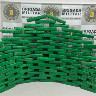 Uma ação do 4º Batalhão de Polícia de Choque (4º BPChoq) resultou na apreensão de 99,6 kg de maconha e na prisão de uma mulher de 35 anos, nesta quinta-feira (10), em Caxias do Sul.De acordo com a polícia, a operação teve início após uma denúncia de que um veículo GM/Onix estaria transportando grande quantidade de drogas de Lajeado para Caxias do Sul. Ao chegar em Caxias, a motorista do veículo tentou fugir da abordagem policial e seguiu em direção ao bairro Cidade Nova. A perseguição terminou na Rua João Triches, onde o carro foi abordado.Durante a revista, os policiais localizaram os 97 tijolos de maconha que estavam no porta-malas do veículo. A mulher foi detida em flagrante e encaminhada à Delegacia de Polícia de Pronto Atendimento (DPPA) de Caxias do Sul.<!-- NICAID(16014861) -->