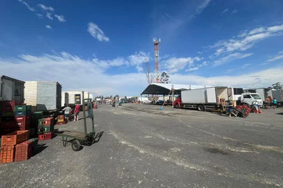 A Ceasa mudará o horário de atendimento na estrutura provisória instalada no estacionamento do centro logístico da rede de farmácias São João na freeway, em Gravataí. A partir desta quinta-feira (9), a comercialização será feita das 9h às 15h, de segunda a sexta-feira. O primeiro dia, nesta quarta-feira (8), foi das 12h30min às 18h, mas os produtores pediram a alteração. Segundo o presidente da Ceasa, Carlos Siegle, eles querem que termine mais cedo para pegarem a estrada rumo às suas cidades antes do horário de maior movimento, já que o trânsito está complicado pelo bloqueio das rodovias.<!-- NICAID(15758623) -->