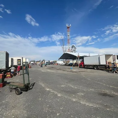 A Ceasa mudará o horário de atendimento na estrutura provisória instalada no estacionamento do centro logístico da rede de farmácias São João na freeway, em Gravataí. A partir desta quinta-feira (9), a comercialização será feita das 9h às 15h, de segunda a sexta-feira. O primeiro dia, nesta quarta-feira (8), foi das 12h30min às 18h, mas os produtores pediram a alteração. Segundo o presidente da Ceasa, Carlos Siegle, eles querem que termine mais cedo para pegarem a estrada rumo às suas cidades antes do horário de maior movimento, já que o trânsito está complicado pelo bloqueio das rodovias.<!-- NICAID(15758623) -->
