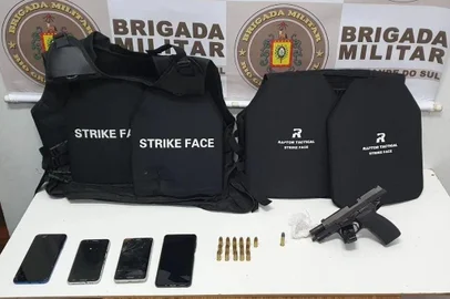 Na noite desta sexta-feira, 04/08, após trabalho de Inteligência integrado entre as agências do Serra, 4º BPChq, 36 BPM e BOPE, equipes do 4º BPChq, realizaram a apreensão de um menor e a prisão de dois homens, todos integrantes de uma oragnização criminosa, apontados como supostos autores do homicídio ocorrido na última quinta-feira (03/08), no Bairro 1 de Maio em Farroupilha. <!-- NICAID(15502149) -->
