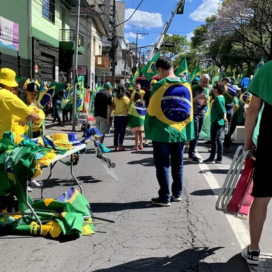 CAXIAS DO SUL, RS, BRASIL, 15/11/2022. Manifestantes continuam em frente ao Quartel em Caxias Do Sul neste feriado, 15 de novembro. (Neimar De Cesero/Agência RBS).<!-- NICAID(15265391) -->
