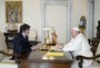 Entre abraços e alfajores, Milei se reúne com papa Francisco no Vaticano