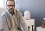 Pedro Ferreira é designer de interiores e cria esculturas em cerâmica ao lado da mãe