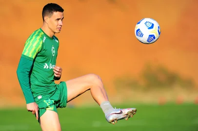 CAXIAS DO SUL, RS, BRASIL, 14/07/2021. Treino do Juventude no CFAC. O Ju está disputando a série A do Campeonato Brasileiro. Na foto, atacante Roberson. (Porthus Junior/Agência RBS)Indexador:                                 <!-- NICAID(14834601) -->