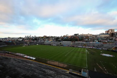 CAXIAS DO SUL, RS, BRASIL, 10/08/2024. SER Caxias x Ferroviário, jogo válido pela 17ª rodada  da Série C do Campeonato Brasileiro, realizado no estádio Centenário. O duelo é direto na briga contra o rebaixamento. (Bruno Todeschini/Agência RBS)Indexador: Bruno Todeschini<!-- NICAID(15837659) -->