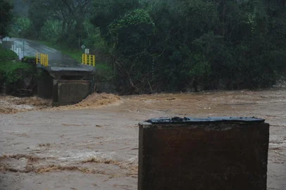 Ponte que caiu em Santa Tereza<!-- NICAID(15748712) -->