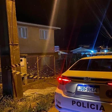 Homem morre atropelado por carro em Caxias do Sul Acidente aconteceu na Rua dos Rouxinóis, no bairro Santa Fé, no início da noite desta quarta-feira <!-- NICAID(15666150) -->
