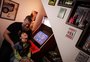 Pai e filha caçam relíquias eletrônicas nas feiras da Capital