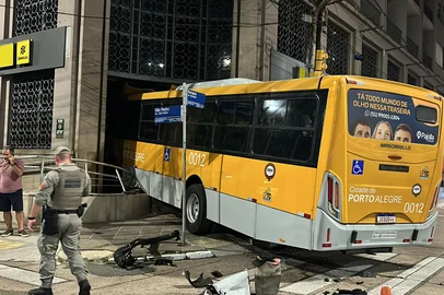 24 de fevereio de 2025 Ônibus invade agência do Banco do Brasil em Porto Alegre.<!-- NICAID(15982447) -->