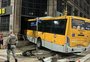 Ônibus invade agência do Banco do Brasil em Porto Alegre 