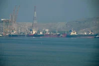 Navio-tanque no estreio de Ormuz, essencial para o petróleo global e sob risco de ser fechado pelo Irã. (Foto: Giuseppe CACACE / AFP)<!-- NICAID(16065717) -->