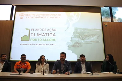 O relatório final do Plano de Ação Climática (PLAC) de Porto Alegre foi divulgado na manhã desta quinta-feira (26) pela prefeitura da Capital, no novo Centro de Monitoramento e Contingência Climática. O documento traz 30 ações para reduzir as emissões de gases de efeito estufa, diminuindo os níveis de poluição, além de fortalecer a resiliência climática. São metas de mitigação e de adaptação social, econômica, ambiental e territorial da cidade aos efeitos das mudanças climáticas. Foto: Sérgio Louruz / Smamus / Divulgação<!-- NICAID(15876763) -->