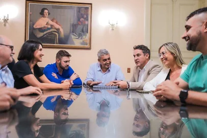 Vereadores do PL se reúnem com Melo para declarar apoio <!-- NICAID(15720569) -->