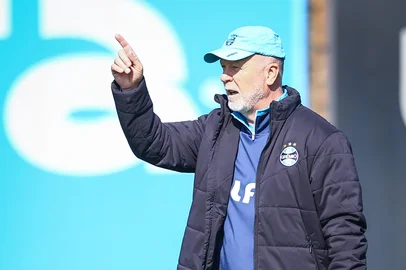 RS - FUTEBOL/ TREINO GREMIO 2025 - ESPORTES - Jogadores do Gremio realizam treino tÃ©cnico durante a manha desta segunda-feira, no CT Luiz Carvalho, na preparaÃ§Ã£o para a partida valida pelo Campeonato Brasileiro 2025. Na foto, Mano Menezes. FOTO: LUCAS UEBEL/GREMIO FBPA<!-- NICAID(16075215) -->