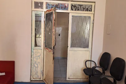 Ladrões amarram vigilante e roubam mais de cem monitores e notebooks do Colégio Júlio de Castilhos, em Porto Alegre<!-- NICAID(15954228) -->