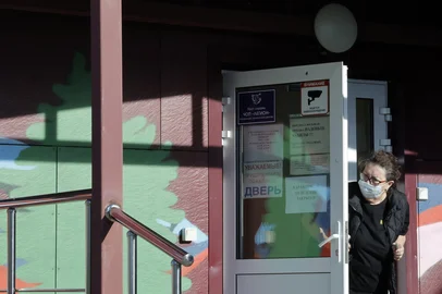 A security person wearing a face mask looks out from the door of an infectious diseases hospital in the town of Shelekhov, where an employee of the Irkutsk Antiplague Research Institute had died, in the Irkutsk region on October 7, 2026. (Photo by TATYANA MAKEYEVA / AFP)<!-- NICAID(16383181) -->