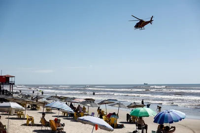 Duda Fortes / Agencia RBS TRAMANDAI, RS, BRASIL, 13-12-2025: Operação Verão é aberta oficialmente no litoral norte gaúcho. Praia de Tramandaí já recebe veranistas. Fotos: Duda Fortes/Agencia RBS<!-- NICAID(16186223) -->