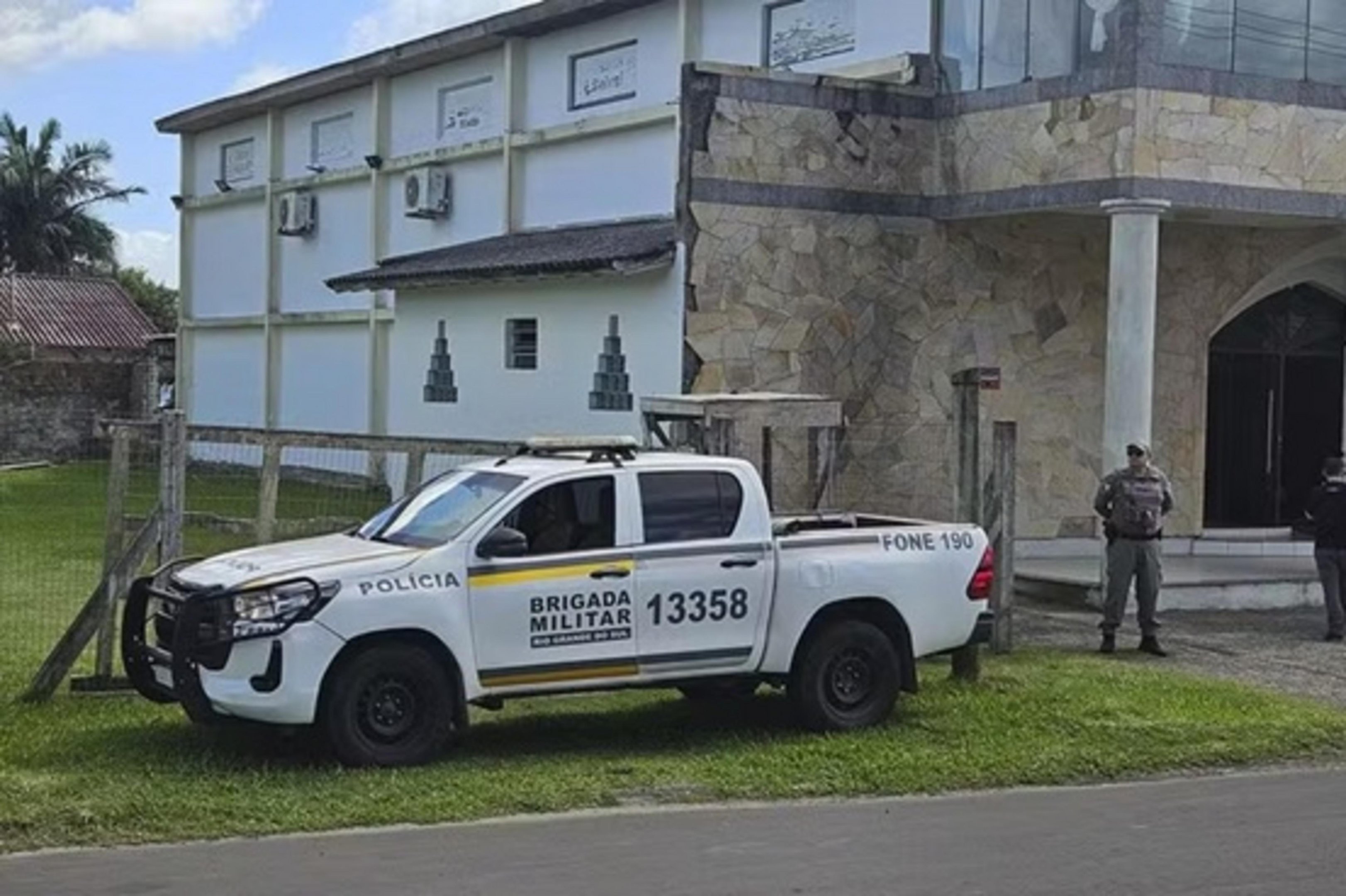 Homem que tentou invadir igreja &eacute; encontrado morto e preso em janela em Tramanda&iacute;