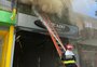 Incêndio atinge loja no centro de Pelotas; rua está bloqueada