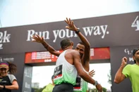 Corrida/evento/maratona New Balance 42k Porto Alegre. Primeiro e segundo colocados da meia maratona masculina<!-- NICAID(15747015) -->