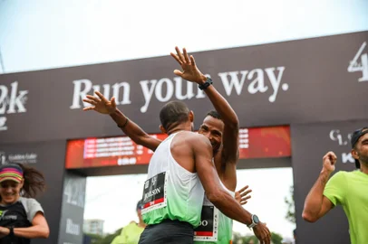 Corrida/evento/maratona New Balance 42k Porto Alegre. Primeiro e segundo colocados da meia maratona masculina<!-- NICAID(15747015) -->