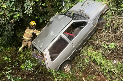 Homem morre após carro sair da pista e bater em árvore na RS-344, em Santa Rosa<!-- NICAID(16264514) -->