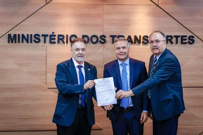 Em reunião com Carlos Búrigo e Mauro Pereira, ministro dos Transportes, Renan Filho, diz que BR-285 será concluída em 2026<!-- NICAID(15997268) -->