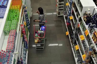 Opções de compras no varejo não faltarão para o consumidor santa-mariense neste domingo. A data faz parte do calendário acordado entre patrões e empregados de abertura dos supermercados aos domingos.De acordo com o Sindilojas, o comércio funcionará das 14h às 20h.  Na foto -  Nacional da Medianeira<!-- NICAID(8476456) -->