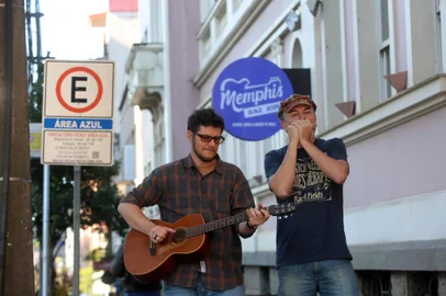 CAXIAS DO SUL, RS, BRASIL, 08/11/2024. Toyo Bagoso (D), idealizador do Mississippi Delta Blues festival, e Tomás Seidl, colega de Toyo na banda caxiense The Cotton Pickers, em frente ao Clube Juvenil, que neste ano sedia o 15º Mississippi Delta Blues Festival. (Porthus Junior/Agência RBS)Indexador: Porthus JUNIOR<!-- NICAID(15913354) -->