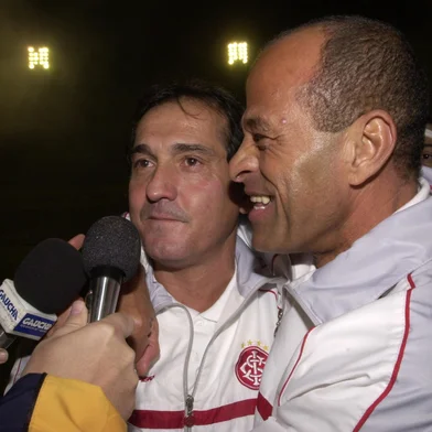 #Máquina: D1-5021742Paulo Paixão (d) e Muricy Ramalho.<!-- NICAID(1461912) -->